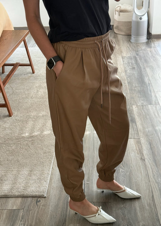 JOGGERS FAUX LEATHER CAMEL