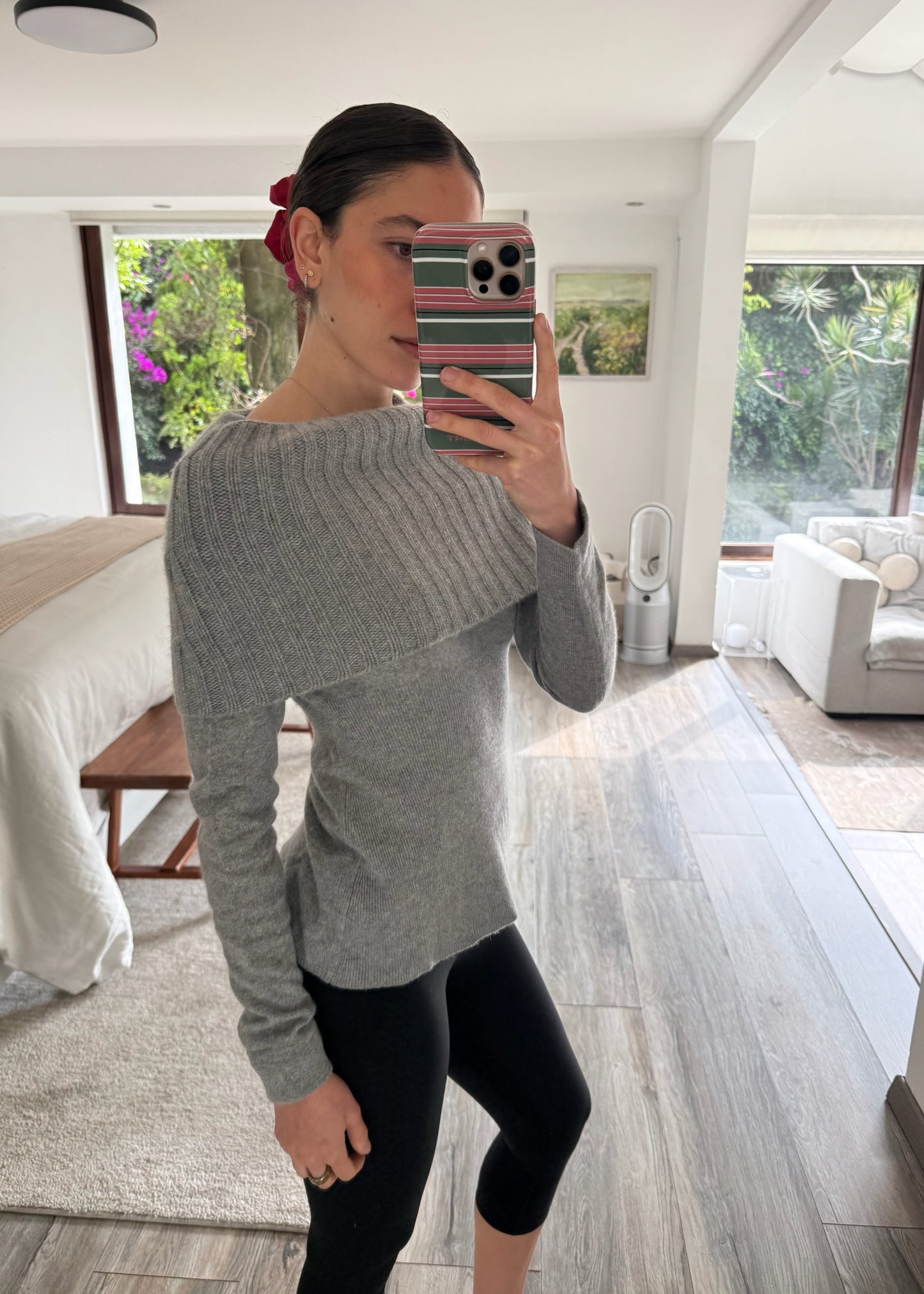 SUÉTER GRIS CON CUELLO PLEGABLE
