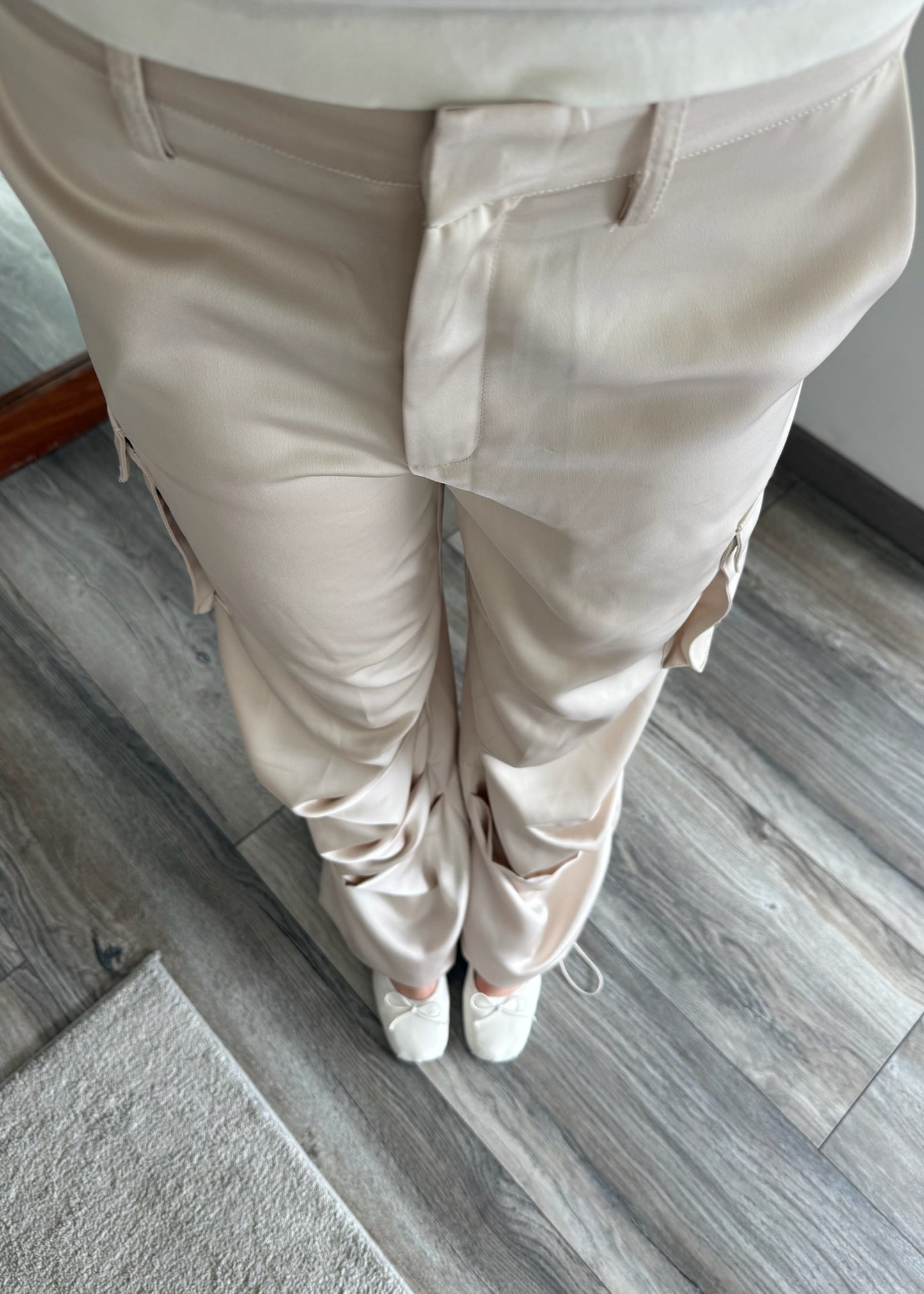 PANTALÓN SATINADO CARGO CHAMPAGNE