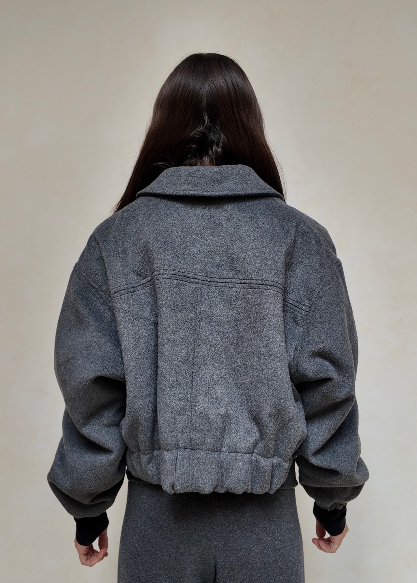 CHAMARRA BOMBER CROPPED GRIS OBSCURO