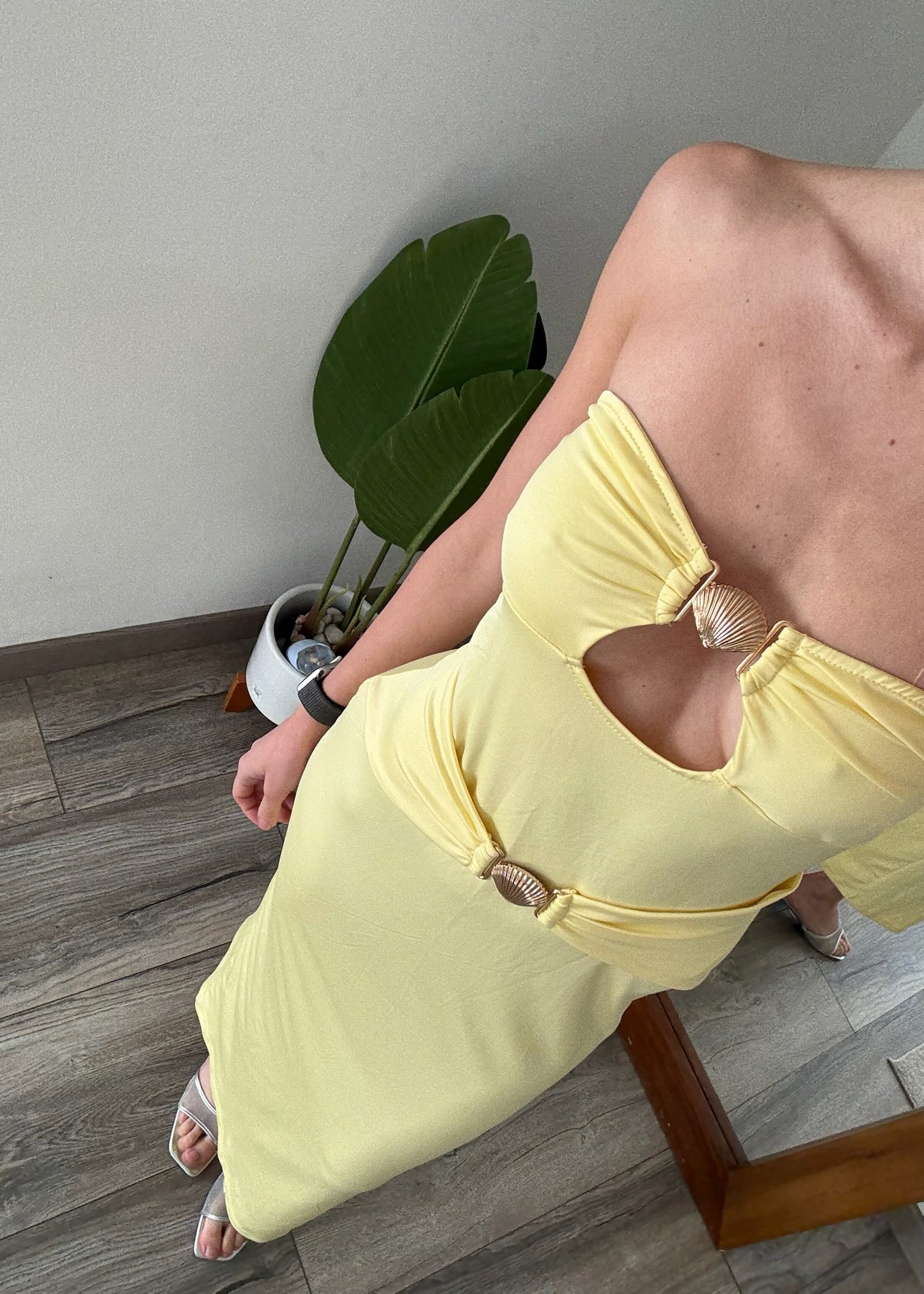 VESTIDO STRAPLESS CON CONCHAS