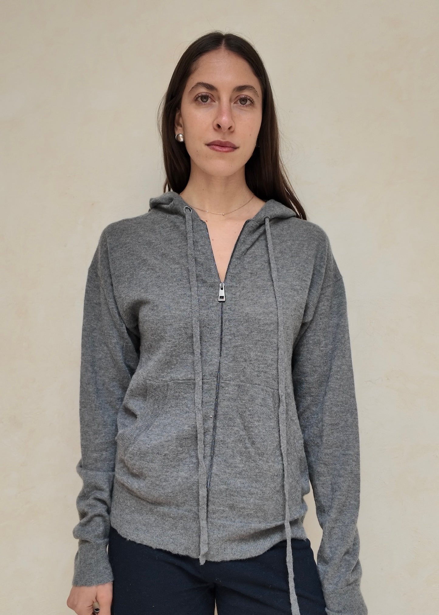 SUDADERA CON CIERRE Y CALACA