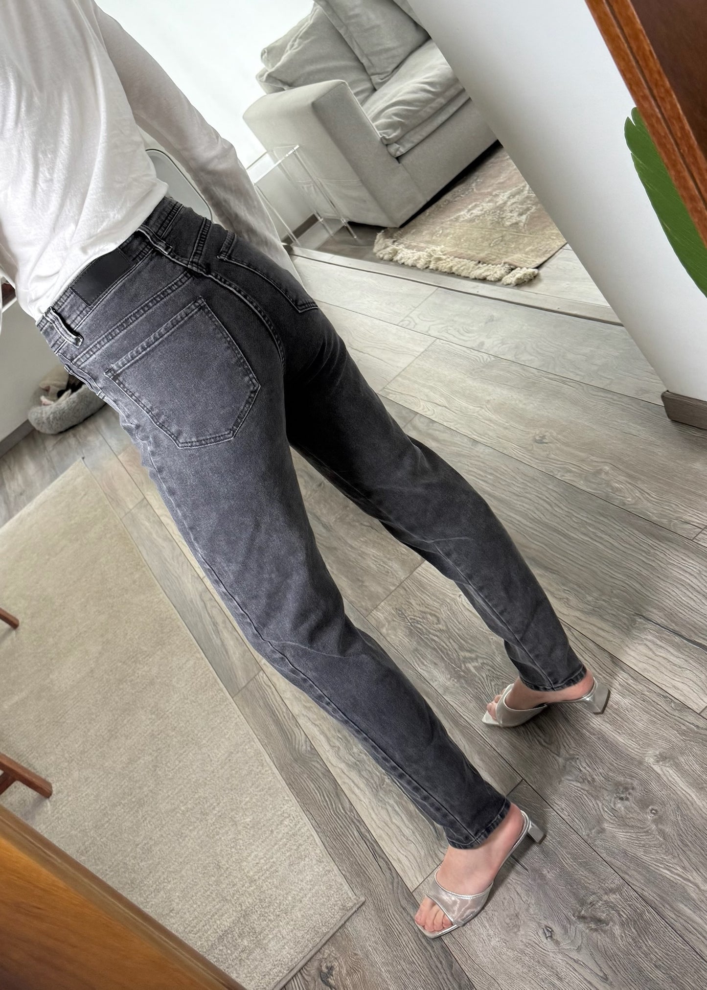 JEANS HIGH RISE NEGROS DESLAVDOS