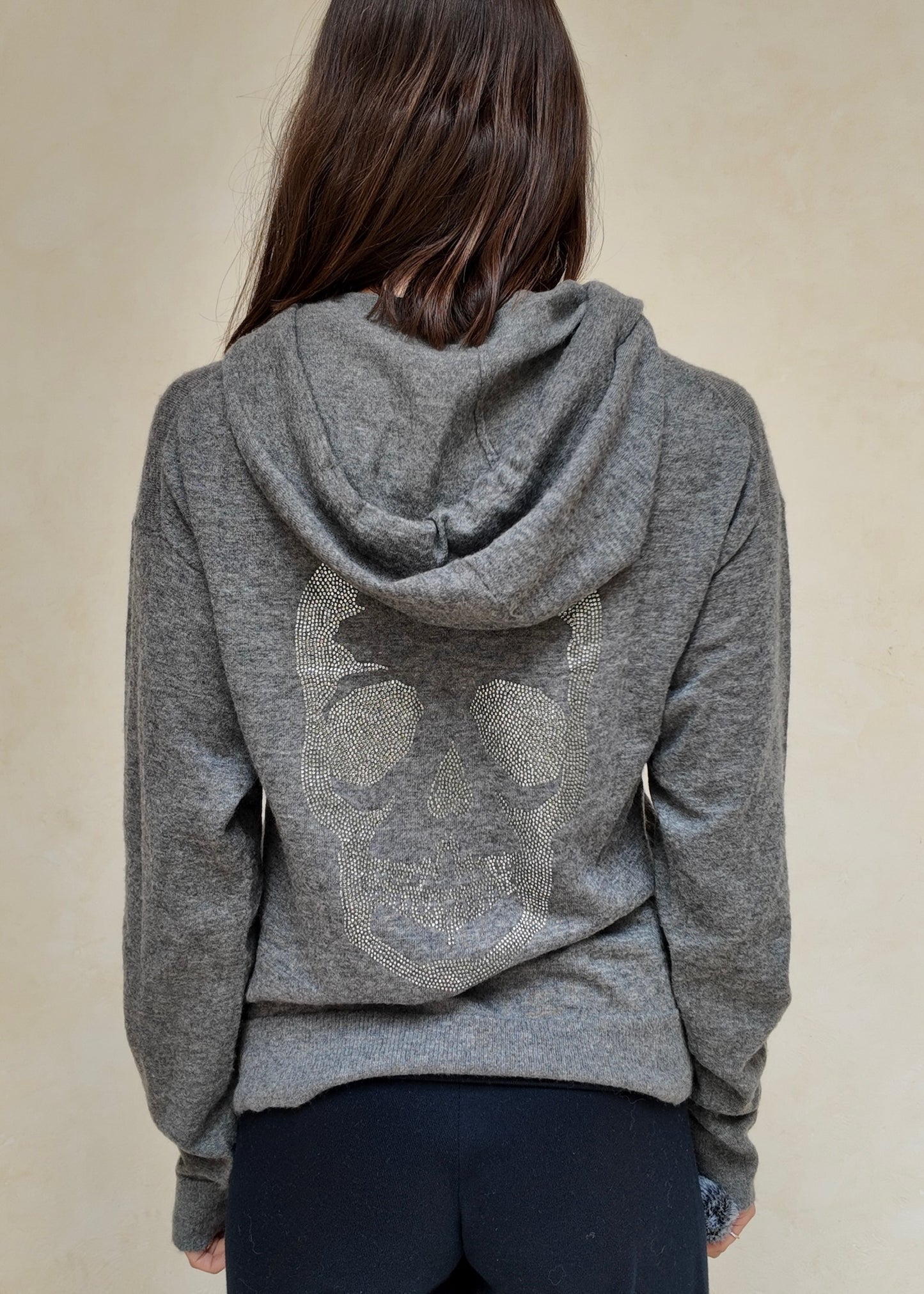 SUDADERA CON CIERRE Y CALACA