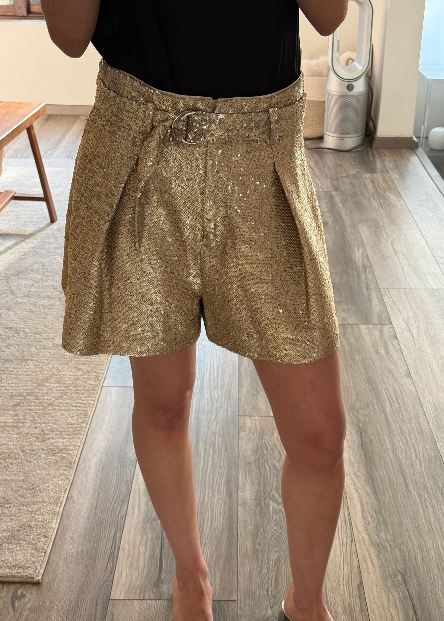 SHORTS DE LENTEJUELAS CON CINTURÓN