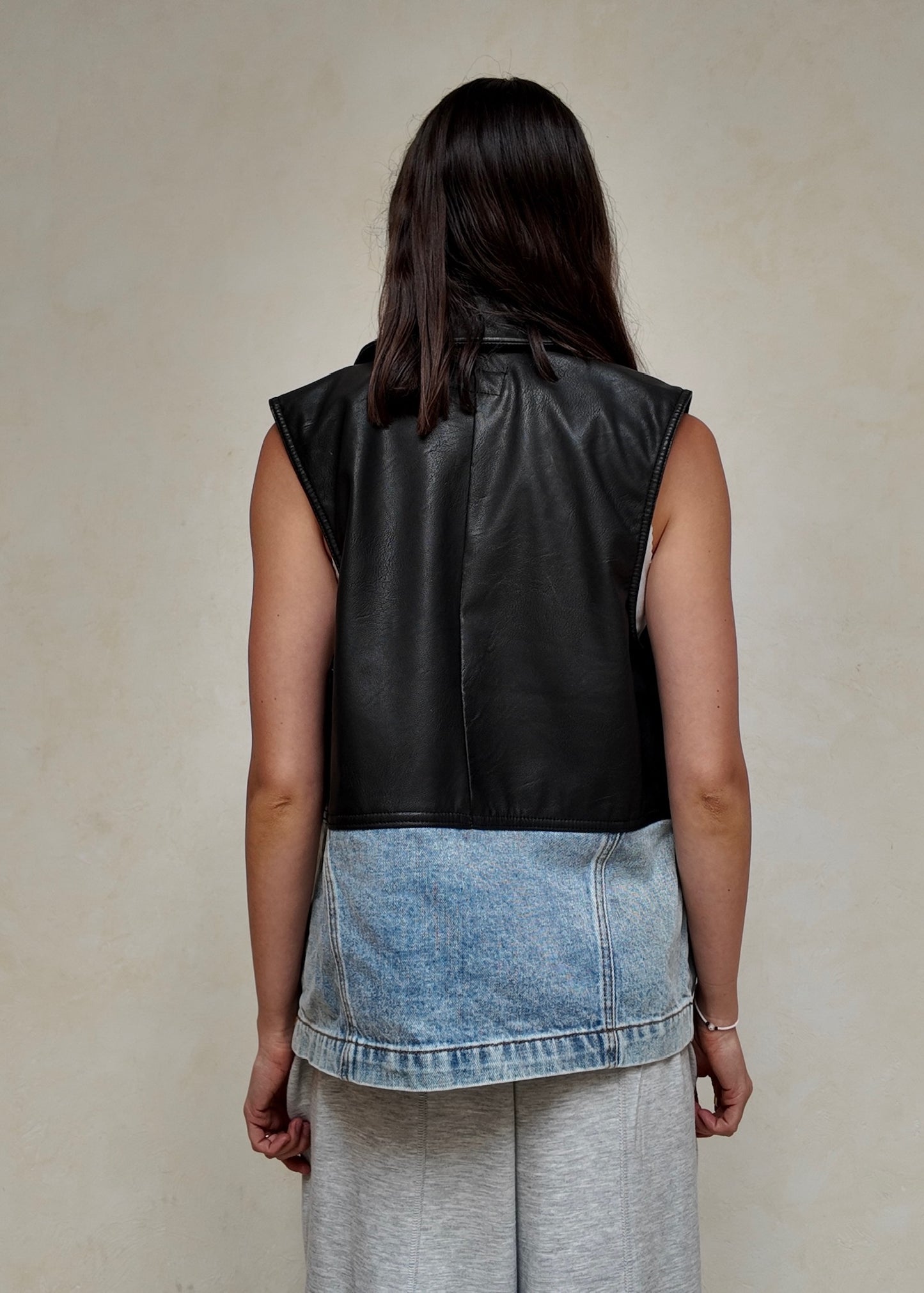 CHALECO DENIM CON PIEL