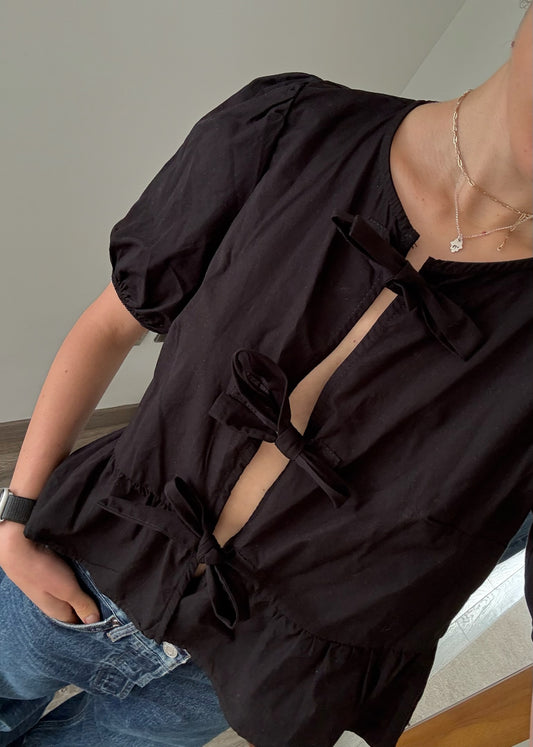 CAMISA NEGRA CON MOÑOS