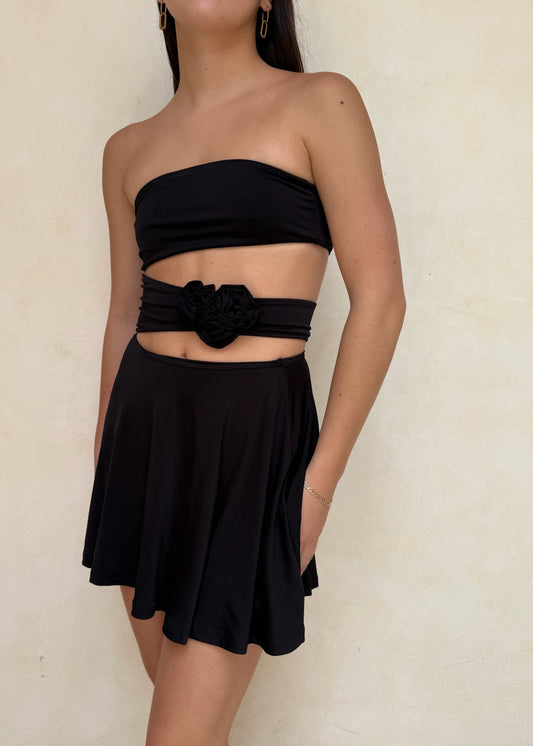 VESTIDO MINI CON CUT OUTS Y FLOR
