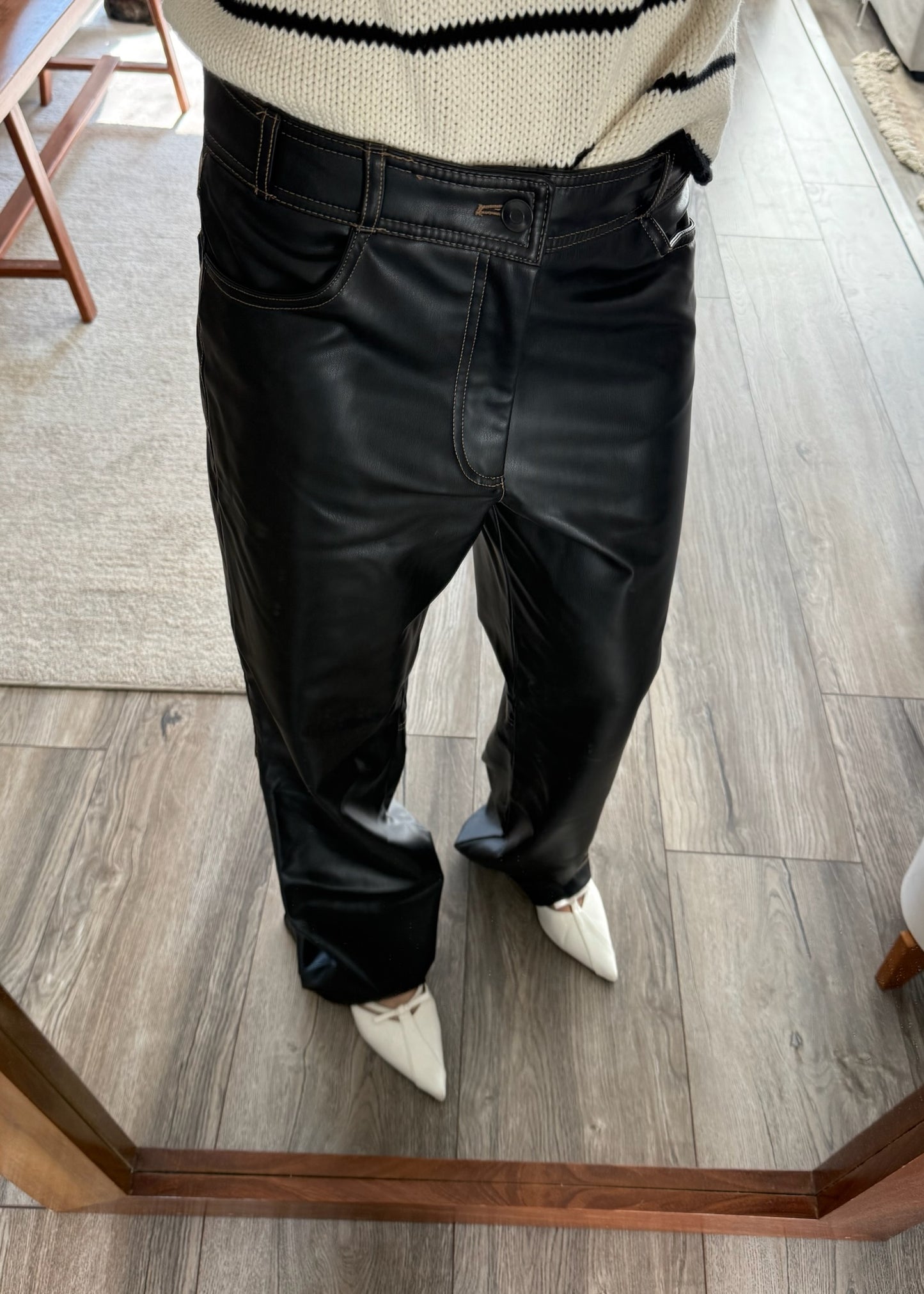 PANTALÓN DE FAUX LEATHER CON COSTURAS VISIBLES