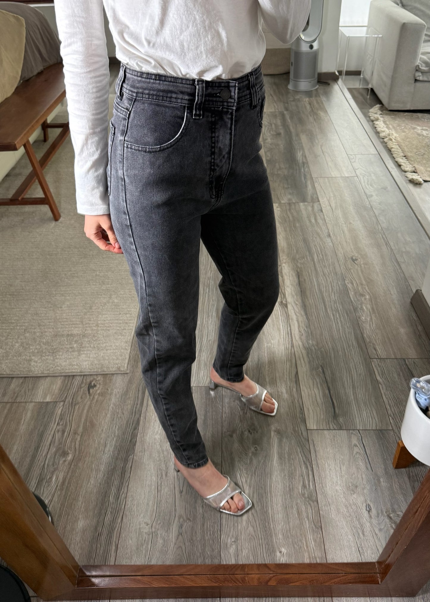 JEANS HIGH RISE NEGROS DESLAVDOS