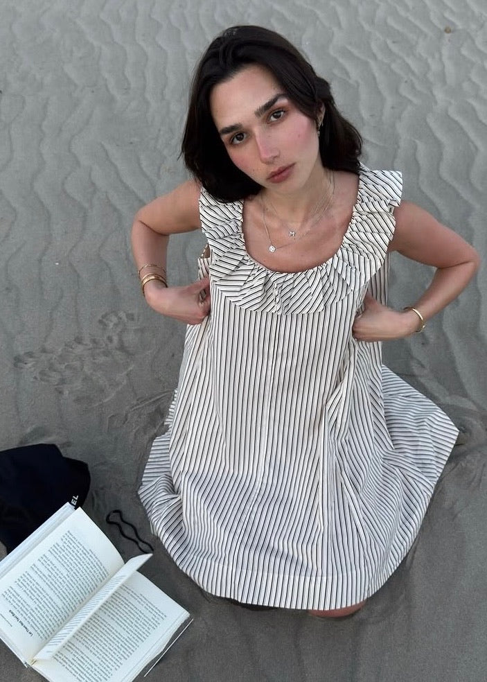 VESTIDO STRIPED CON CUELLO DE OLANES