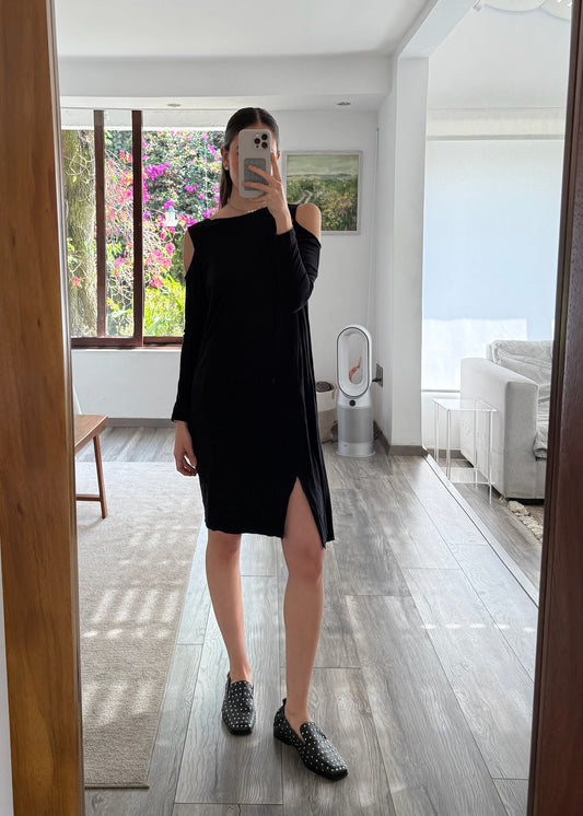 VESTIDO CASUAL CON HOMBRO ABIERTO