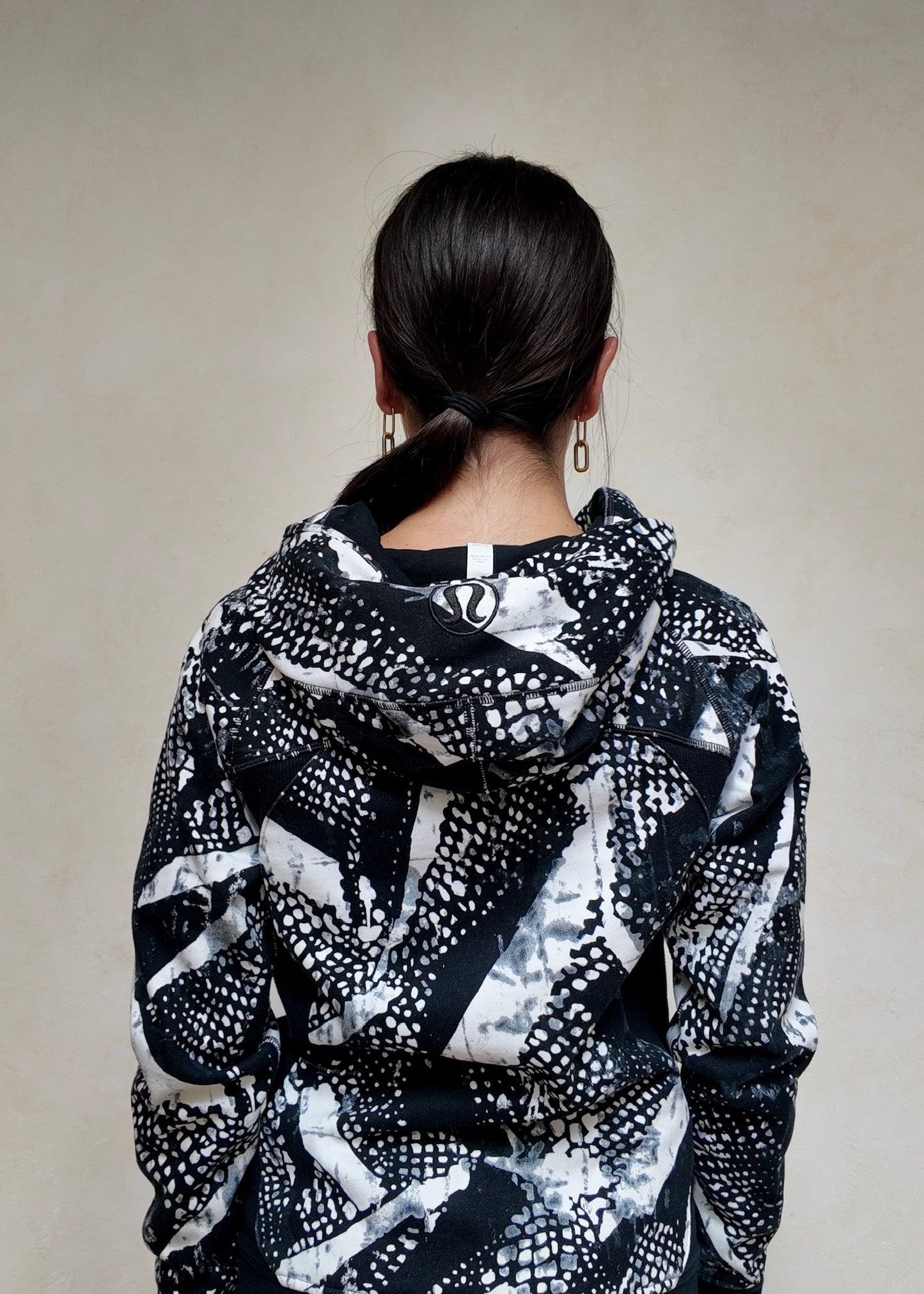 HOODIE CON CIERRE B&W