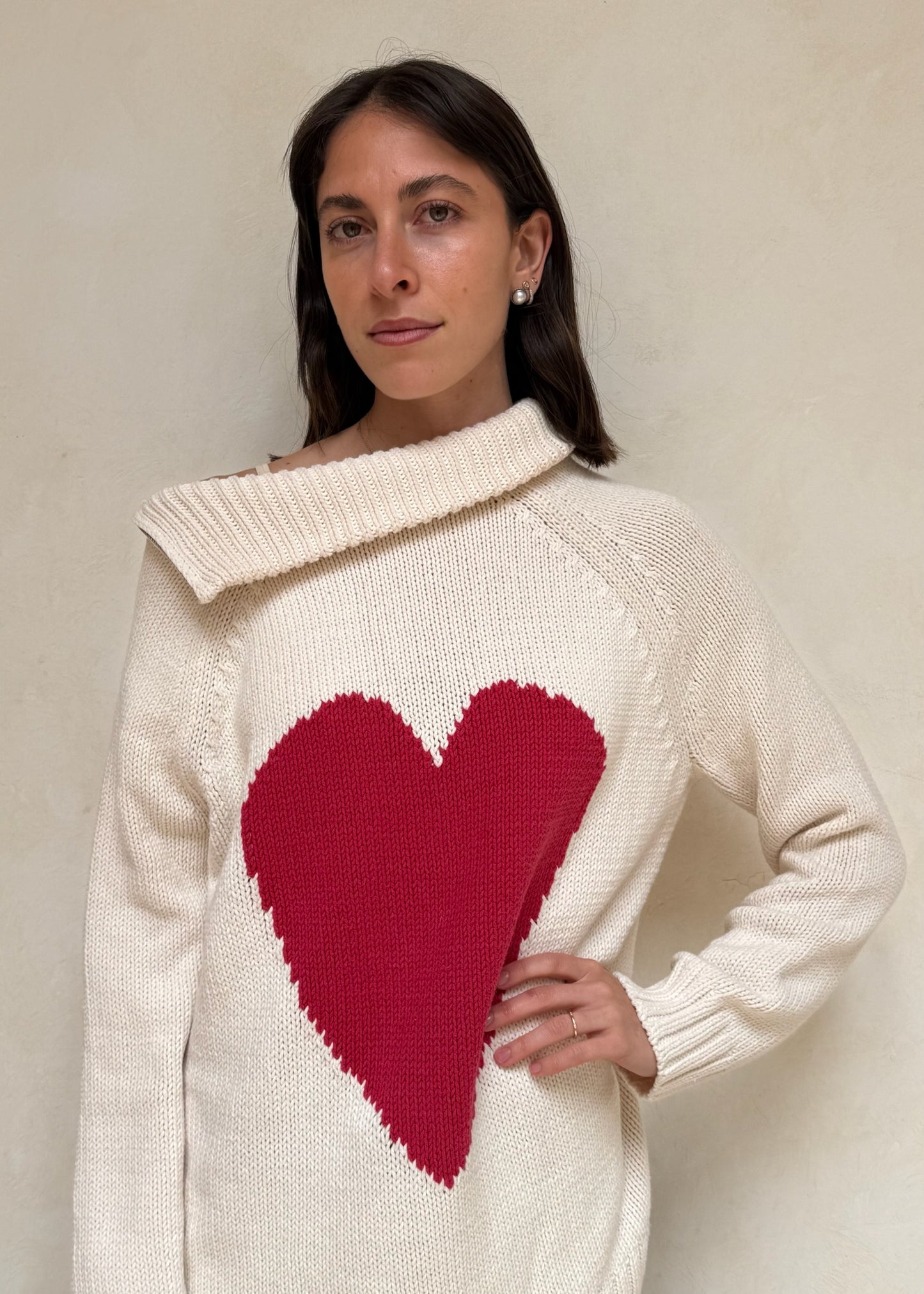 SUÉTER CUELLO ALTO CON CIERRE Y CORAZÓN