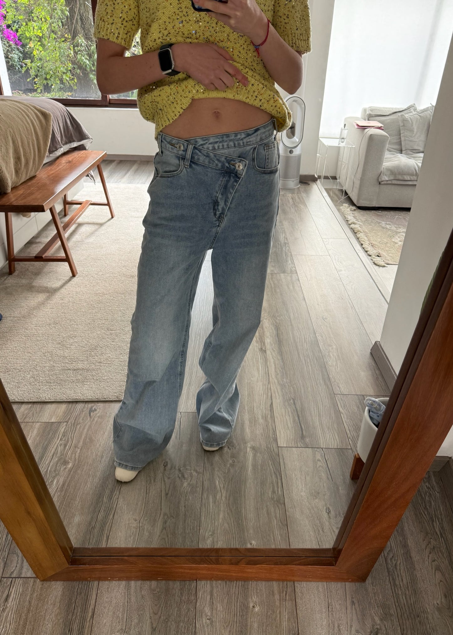 JEANS CON BOTON CRUZADO