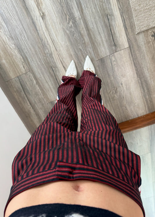PANTALÓN ROJO CON RAYAS