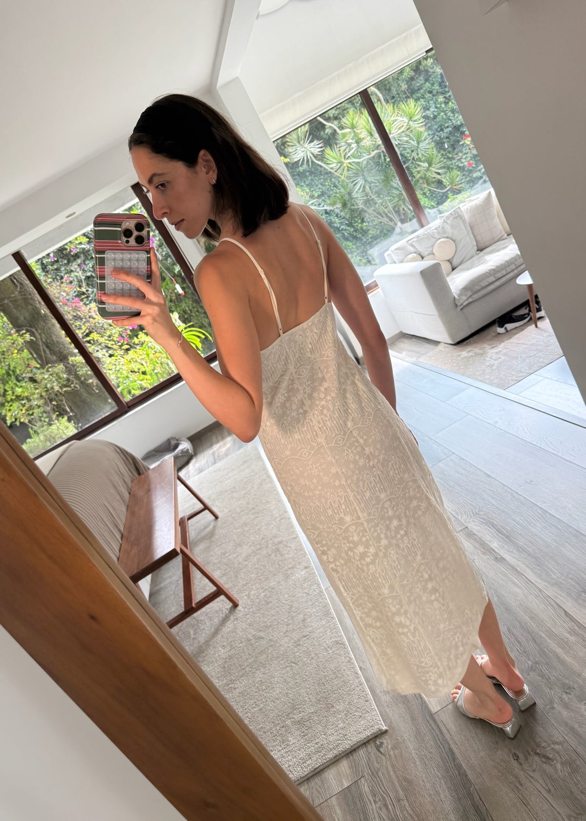 VESTIDO MIDI BLANCO CON BORDADOS