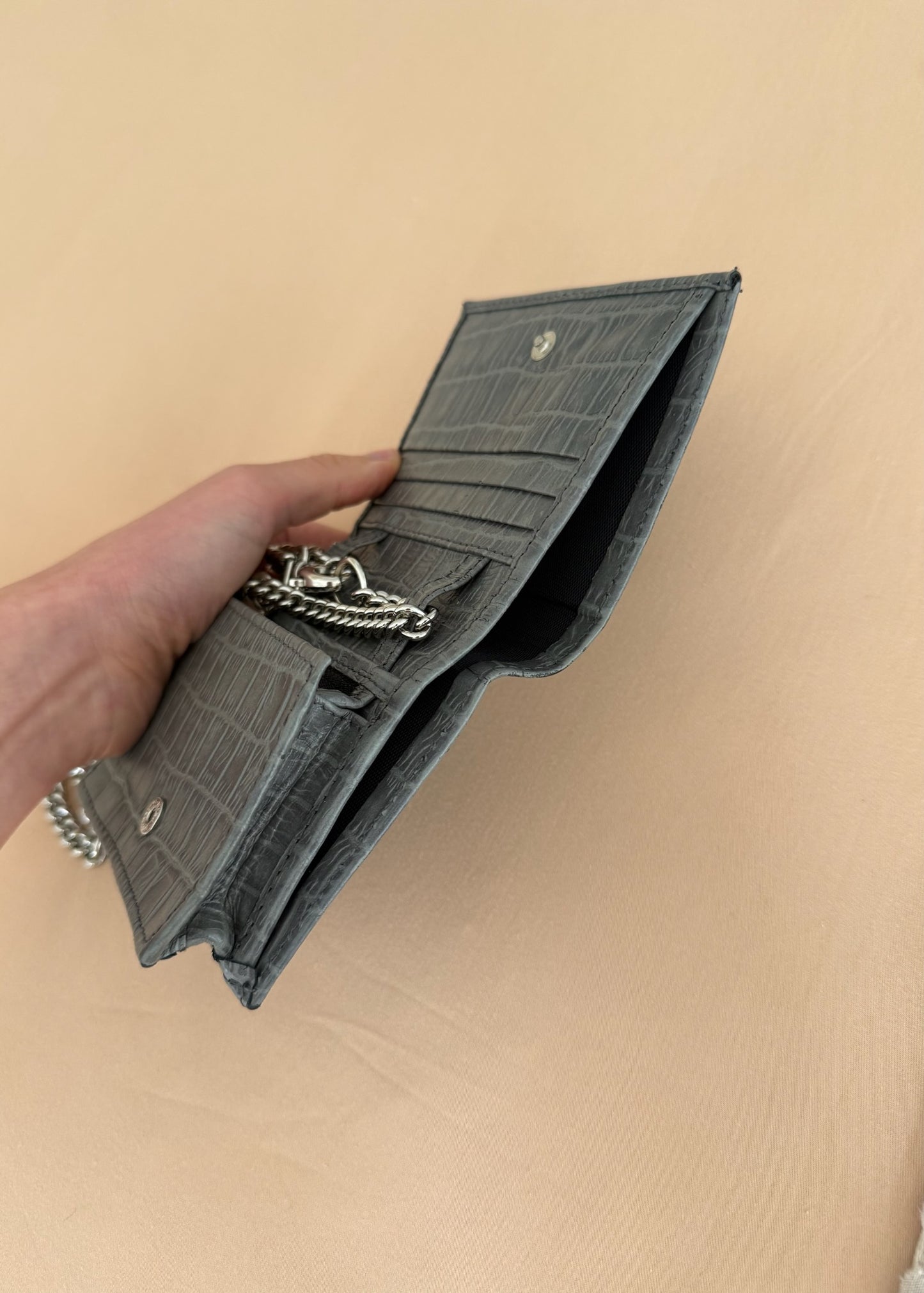 CARTERA CON CORREA GRIS