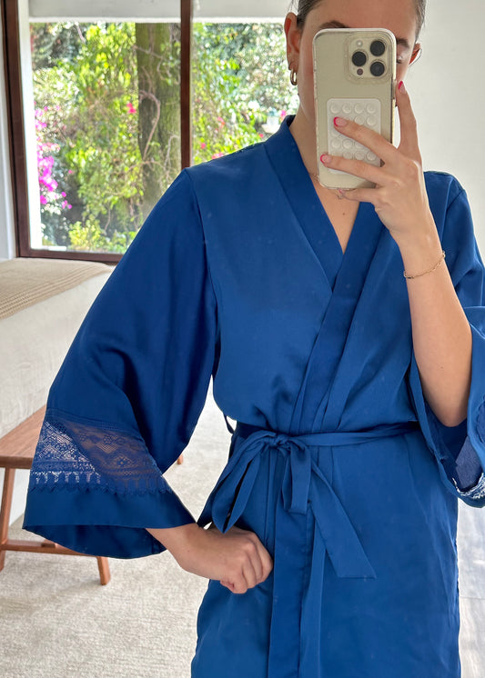 BATA DE TIPO KIMONO DE SEDA AZUL