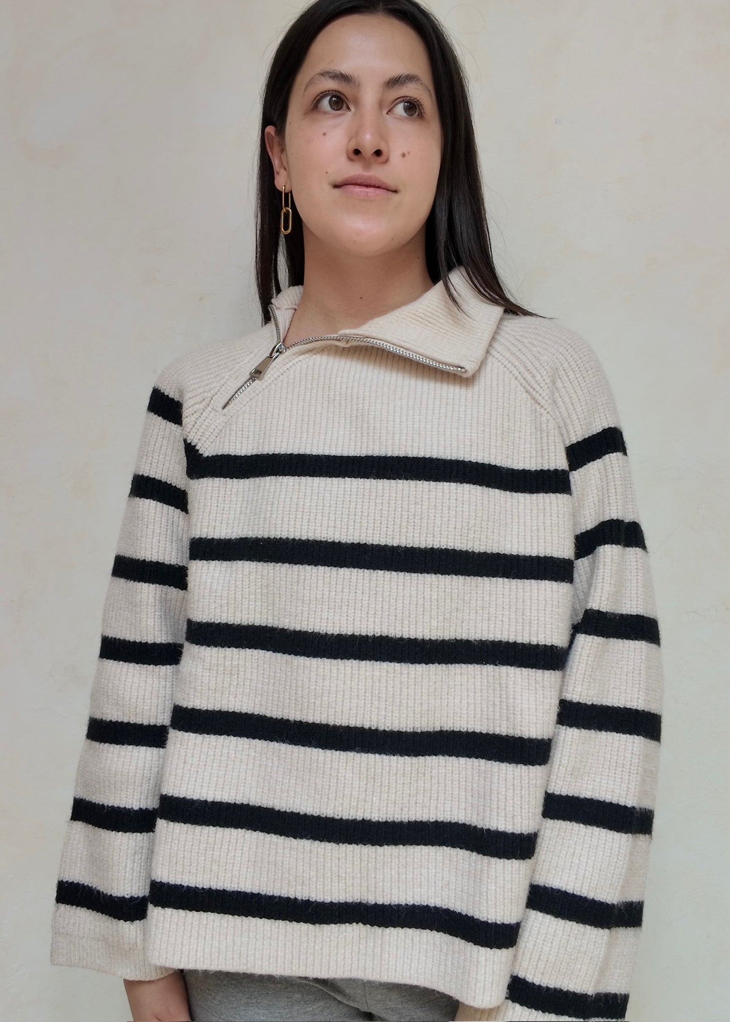 SUÉTER CON CUELLO Y RAYAS