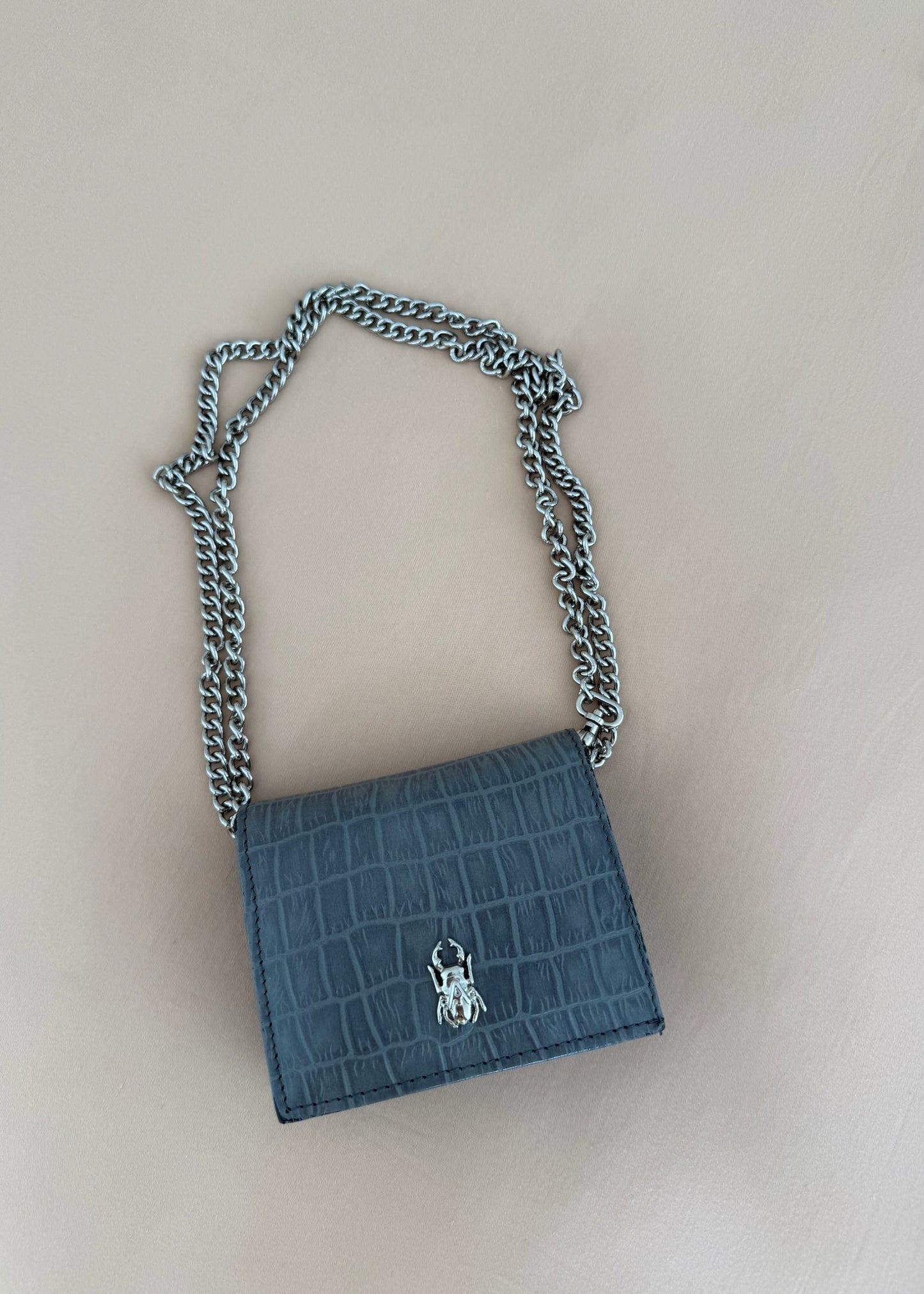 CARTERA CON CORREA GRIS