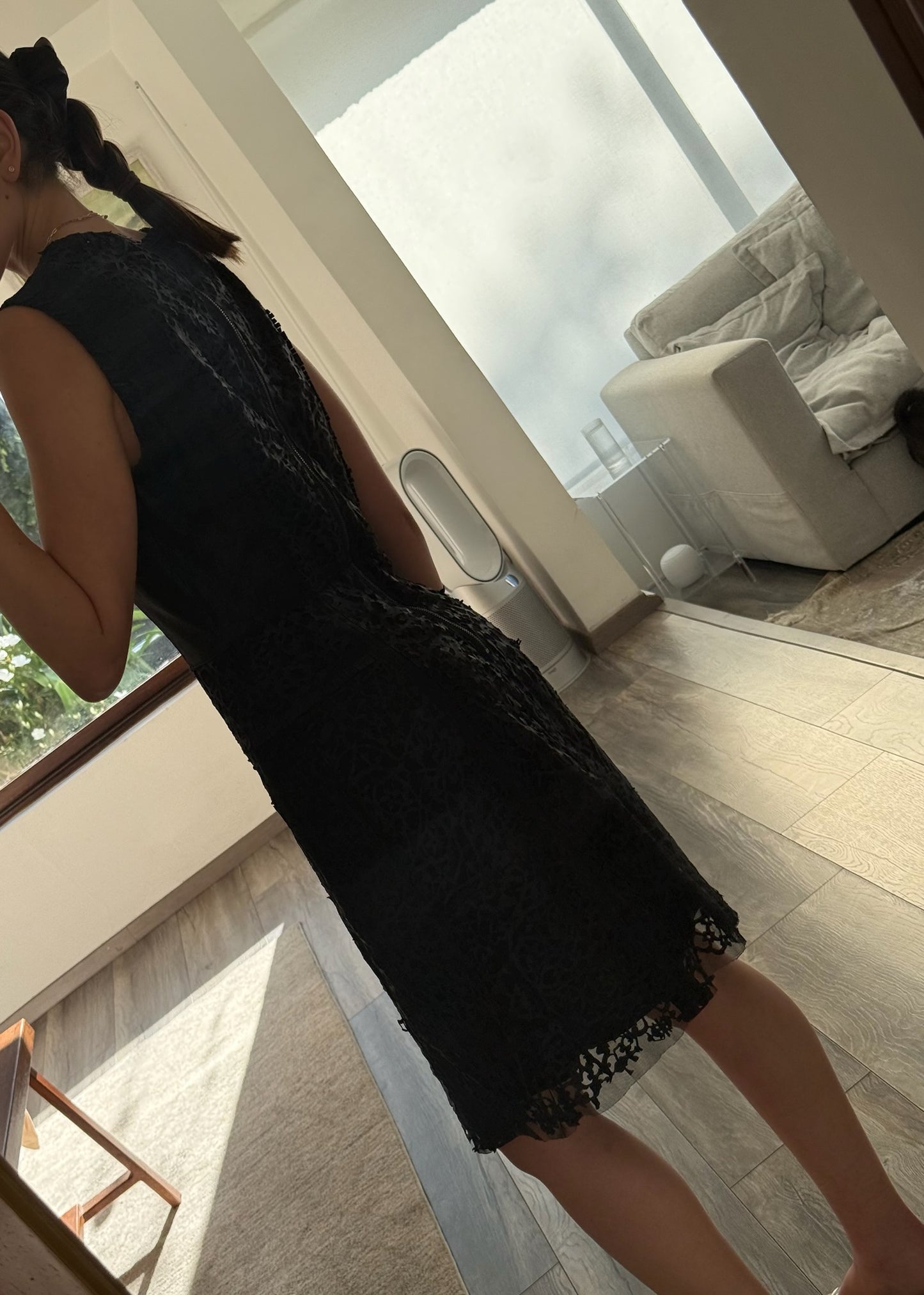 VESTIDO MIDI NEGRO CON PIEL