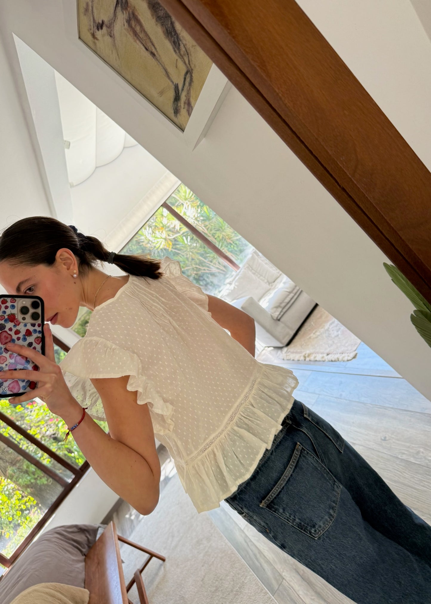 CAMISA CON OLANES EN MANGA CORTA