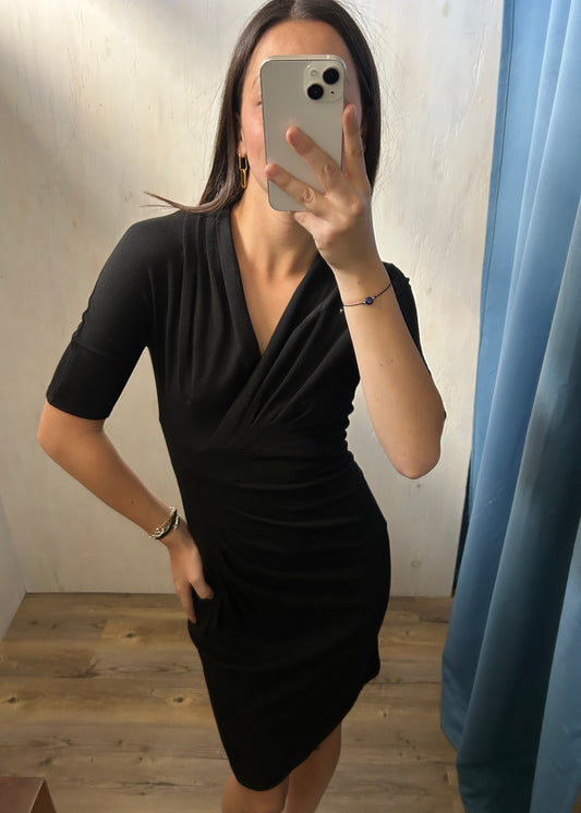 VESTIDO NEGRO CON ESCOTE EN V