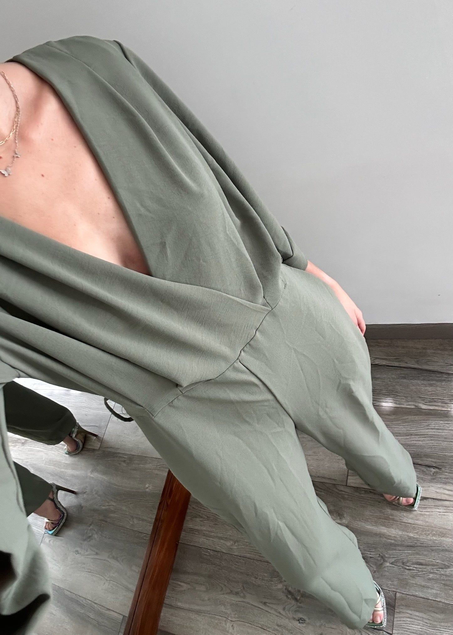 JUMPSUIT VERDE CON ESCOTE EN V