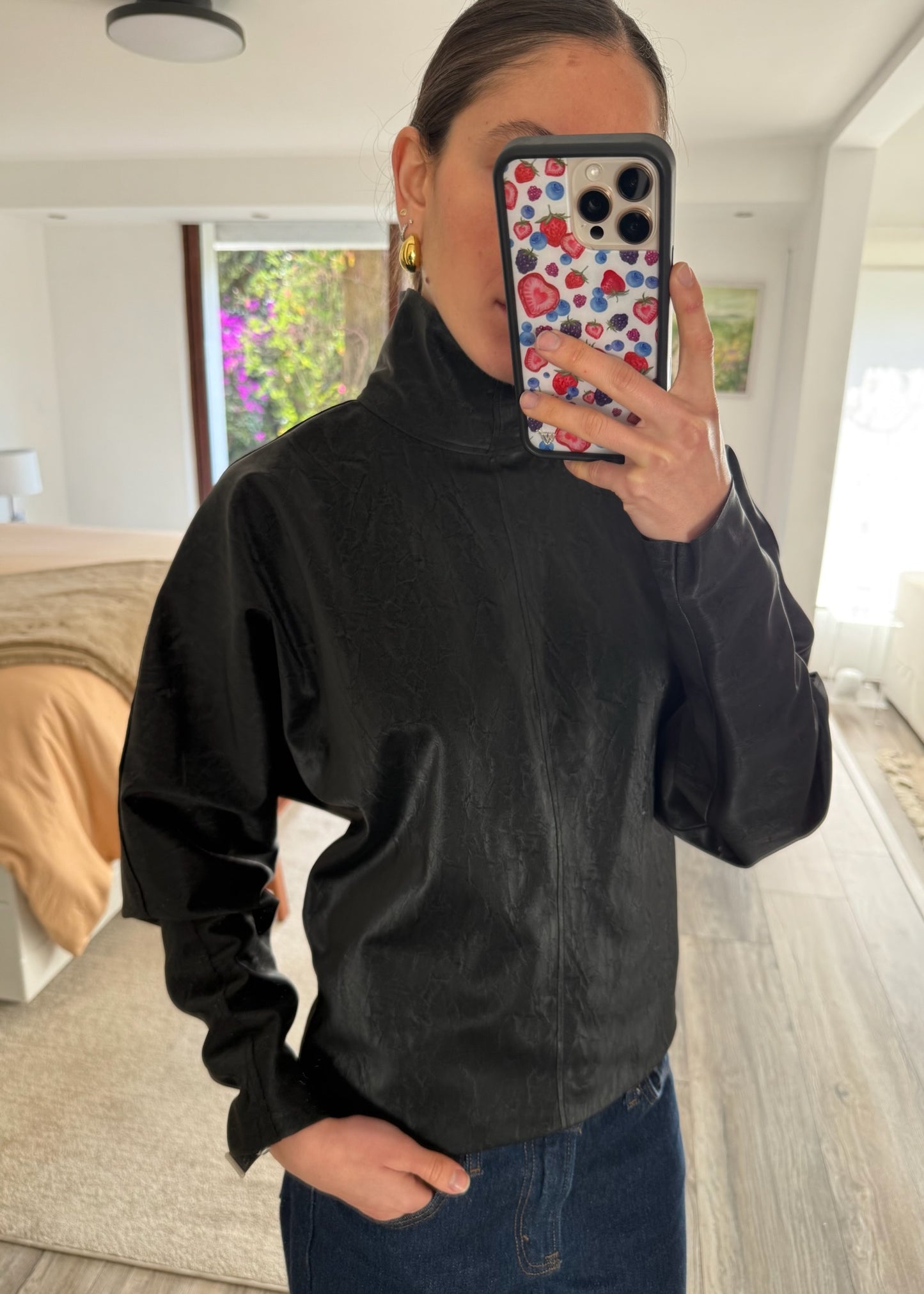 BLUSA CON CUELLO DE FAUX LEATHER