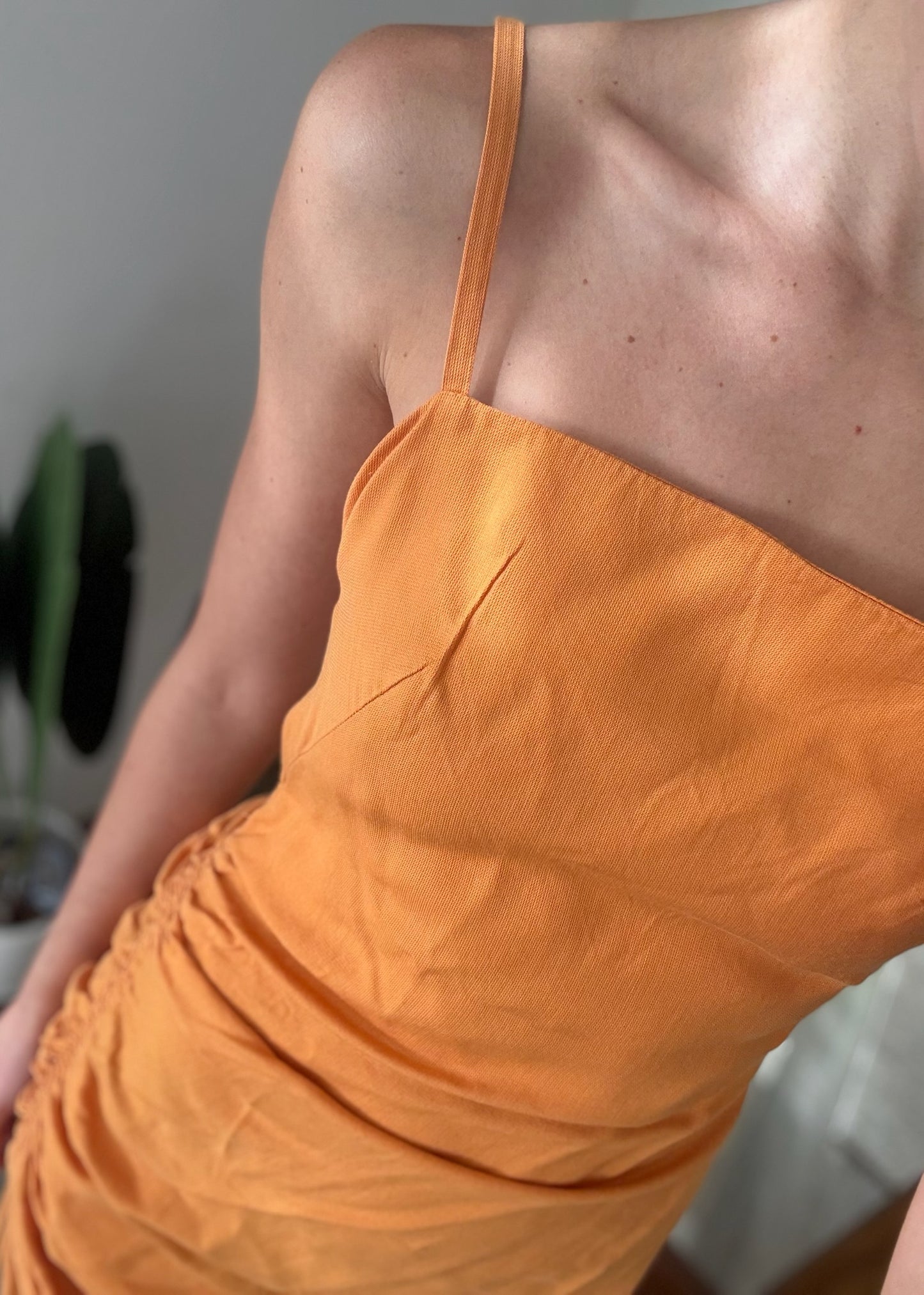 VESTIDO MIDI FRUNCIDO NARANJA