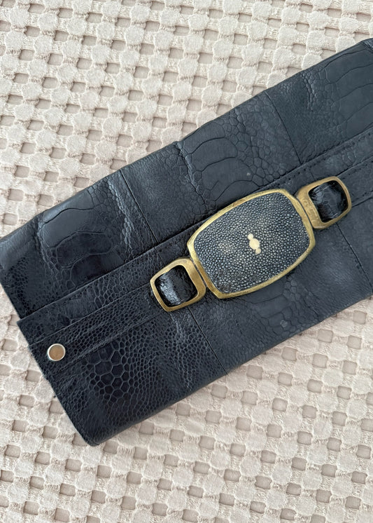 CLUTCH NEGRO CON TEXTURA SERPIENTE