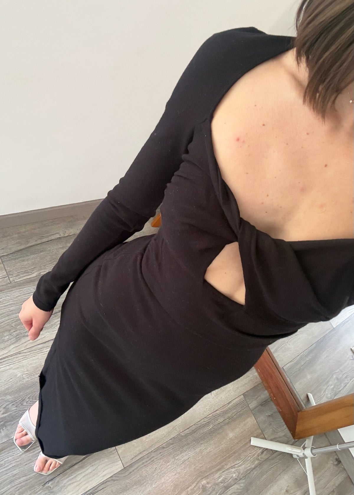 VESTIDO DE KNIT MANGA LARGA CON CUT OUT