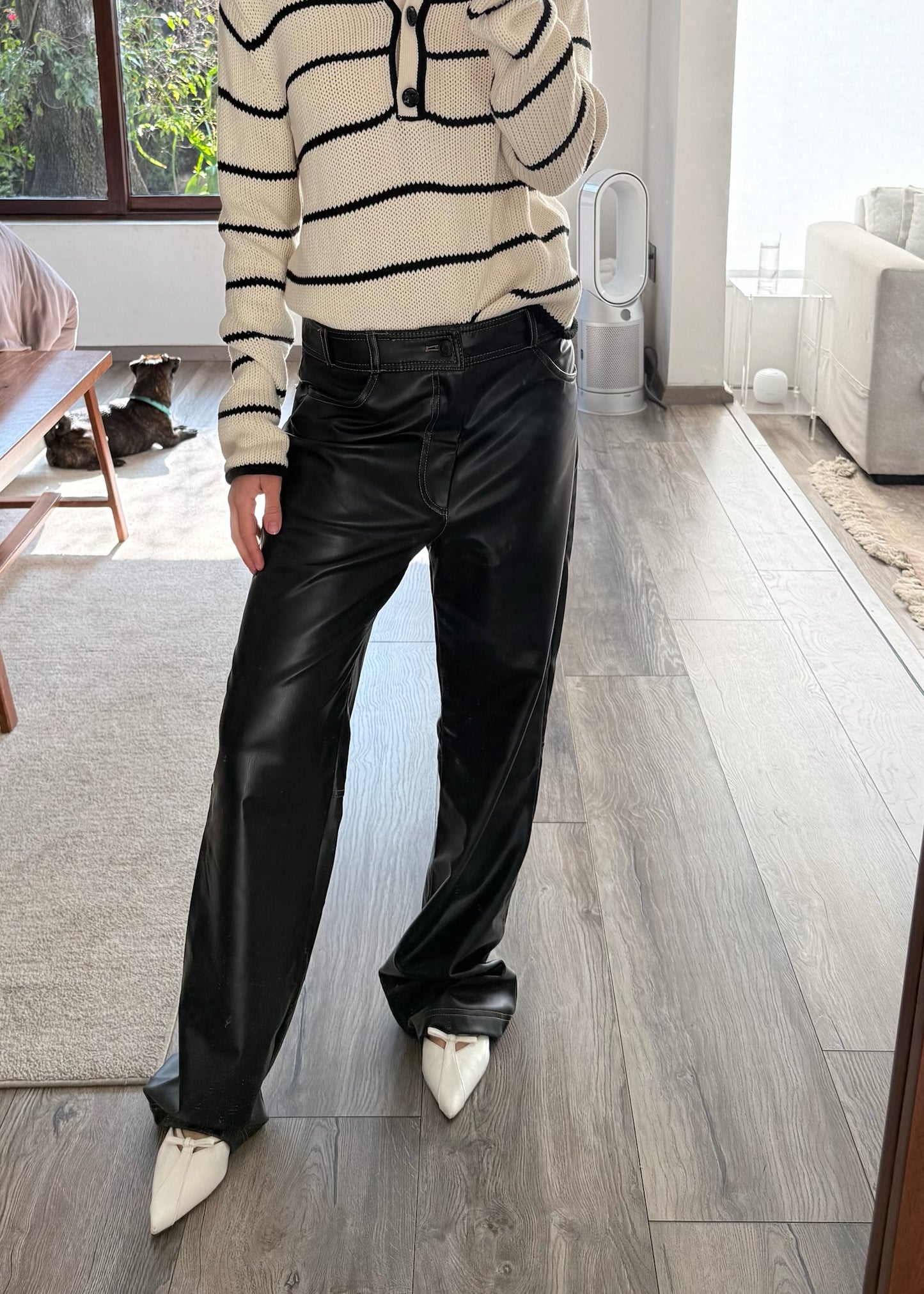 PANTALÓN DE FAUX LEATHER CON COSTURAS VISIBLES