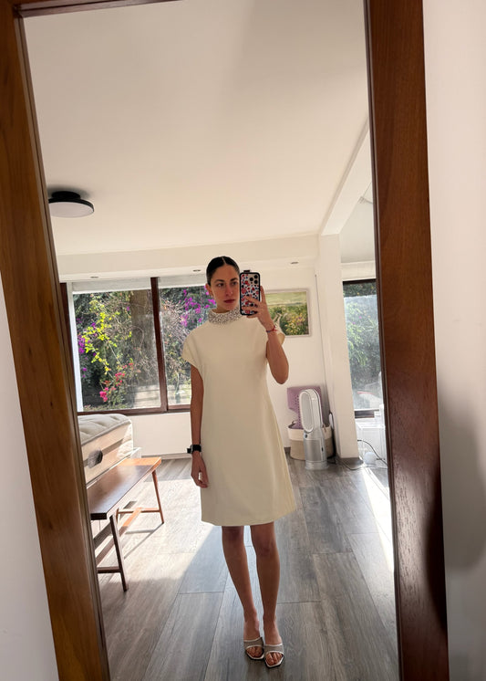 VESTIDO BLANCO CON CUELLO DE PERLAS