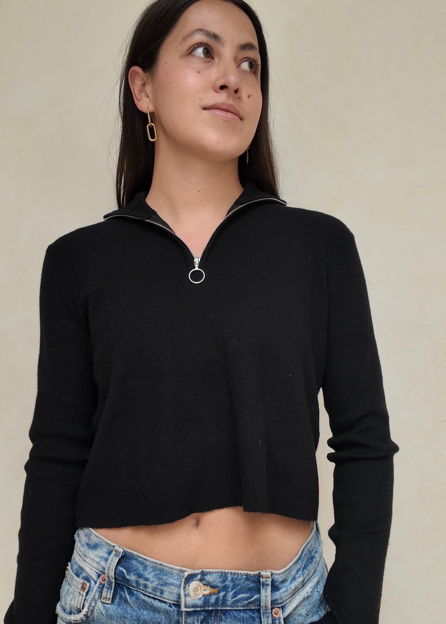 SUÉTER CON CUELLO Y CIERRE