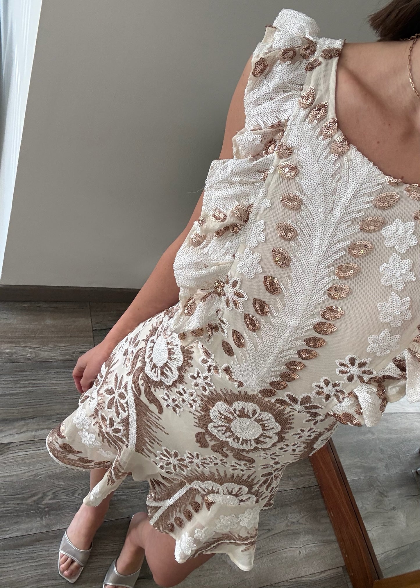 VESTIDO MIDI DE LENTEJUELAS CON FLORES