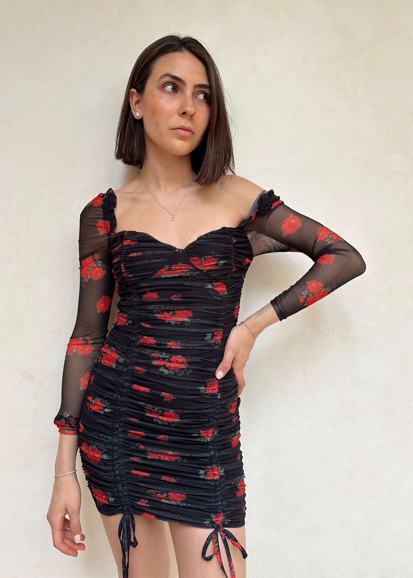 VESTIDO NEGRO MINI CON FLORES ROJAS