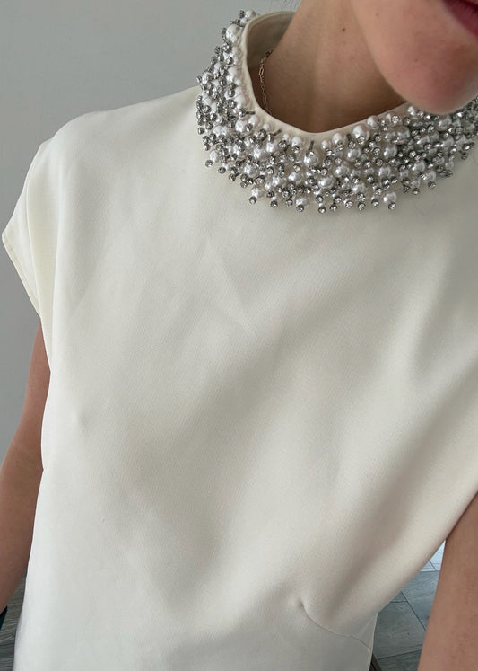 VESTIDO BLANCO CON CUELLO DE PERLAS