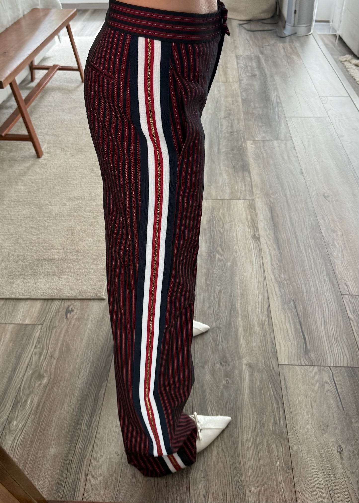 PANTALÓN ROJO CON RAYAS