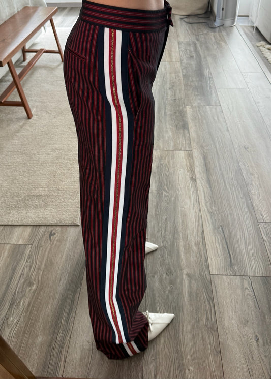 PANTALÓN ROJO CON RAYAS