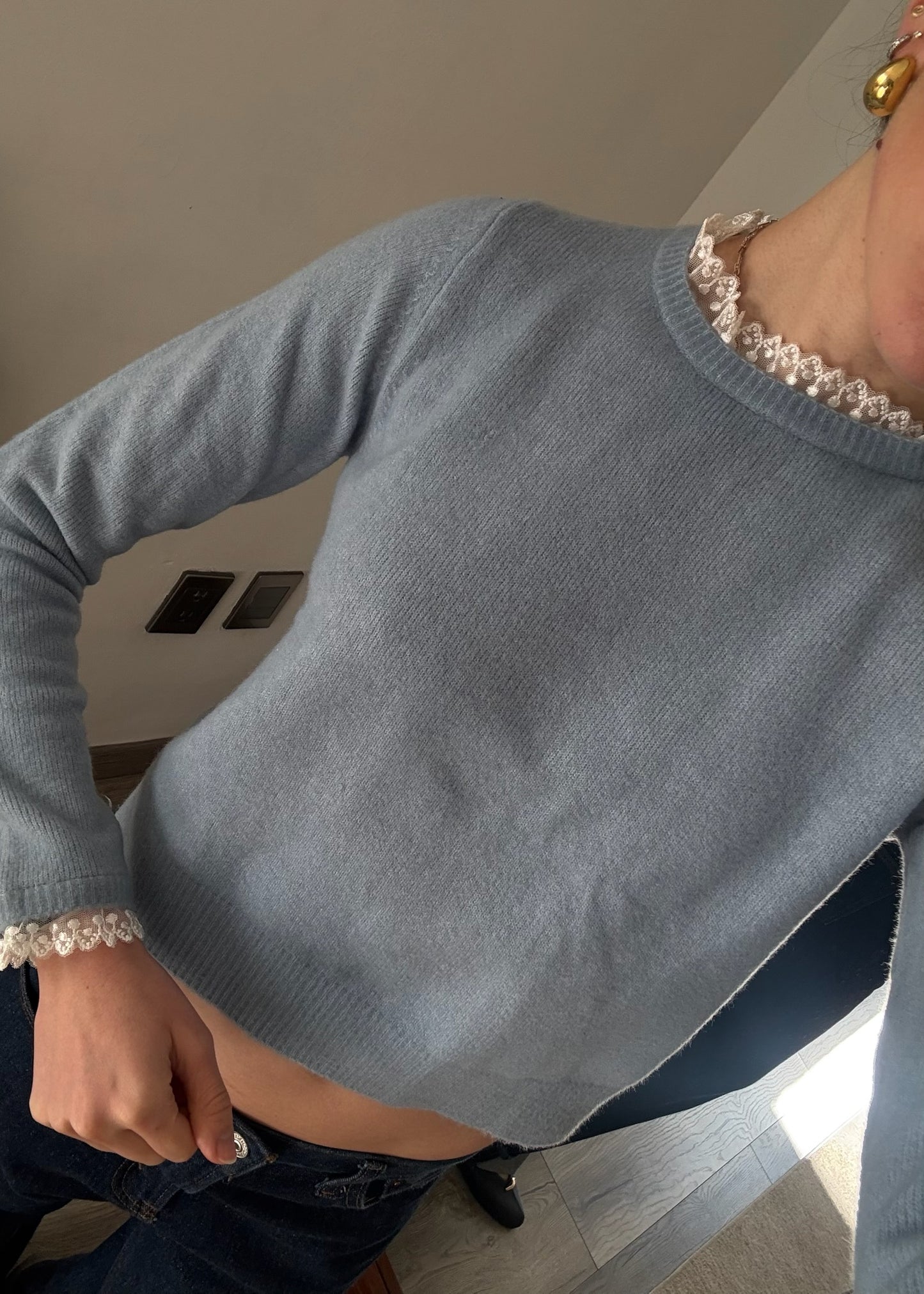 SUÉTER AZUL CON ENCAJE EN CUELLO Y MANGAS