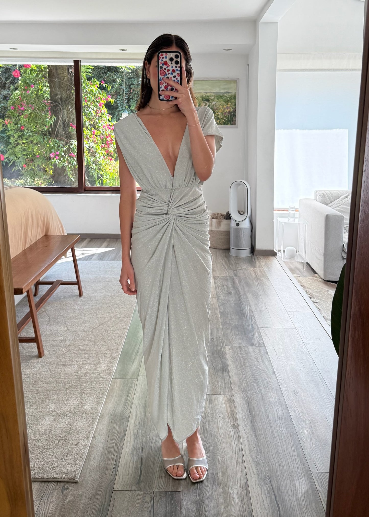VESTIDO MIDI PLATEADO CON ESCOTE