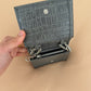CARTERA CON CORREA GRIS