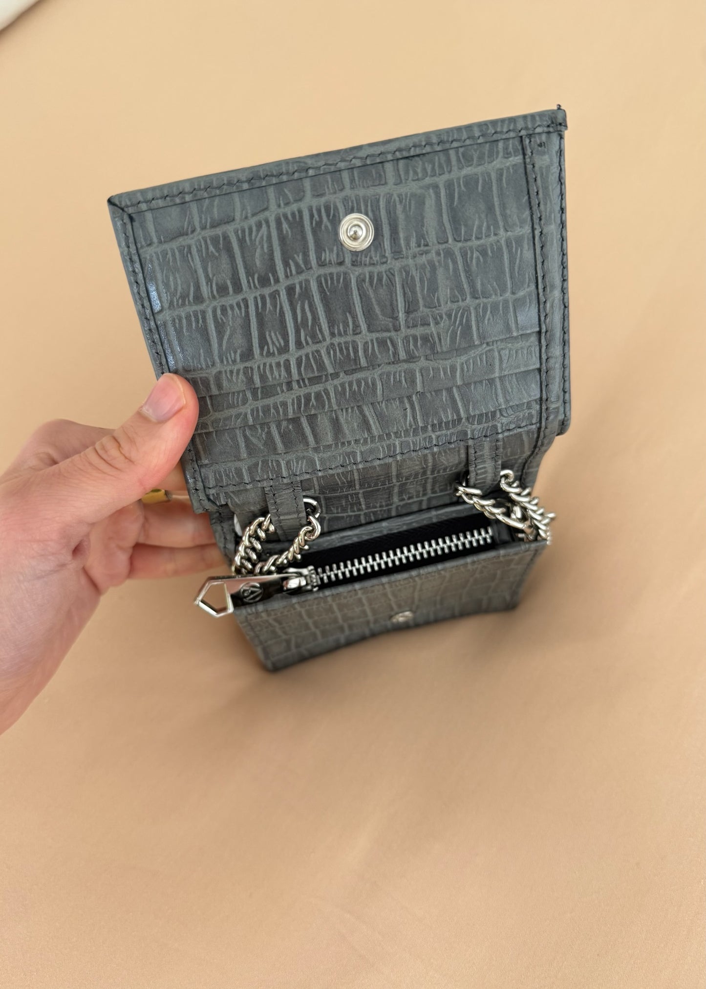 CARTERA CON CORREA GRIS