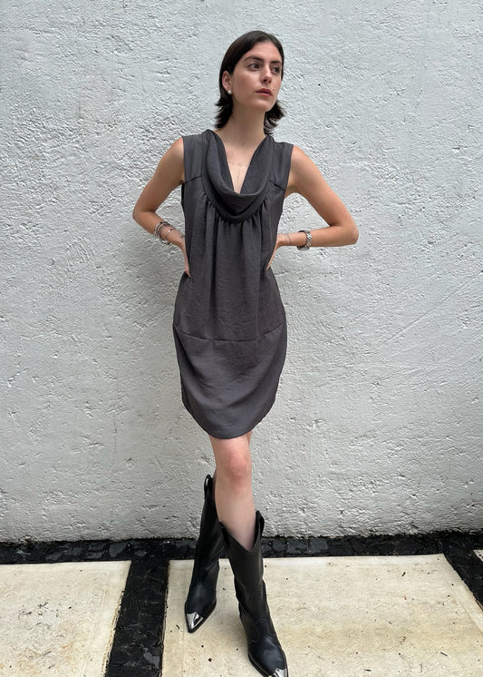 VESTIDO GRIS CON CUELLO CAÍDO