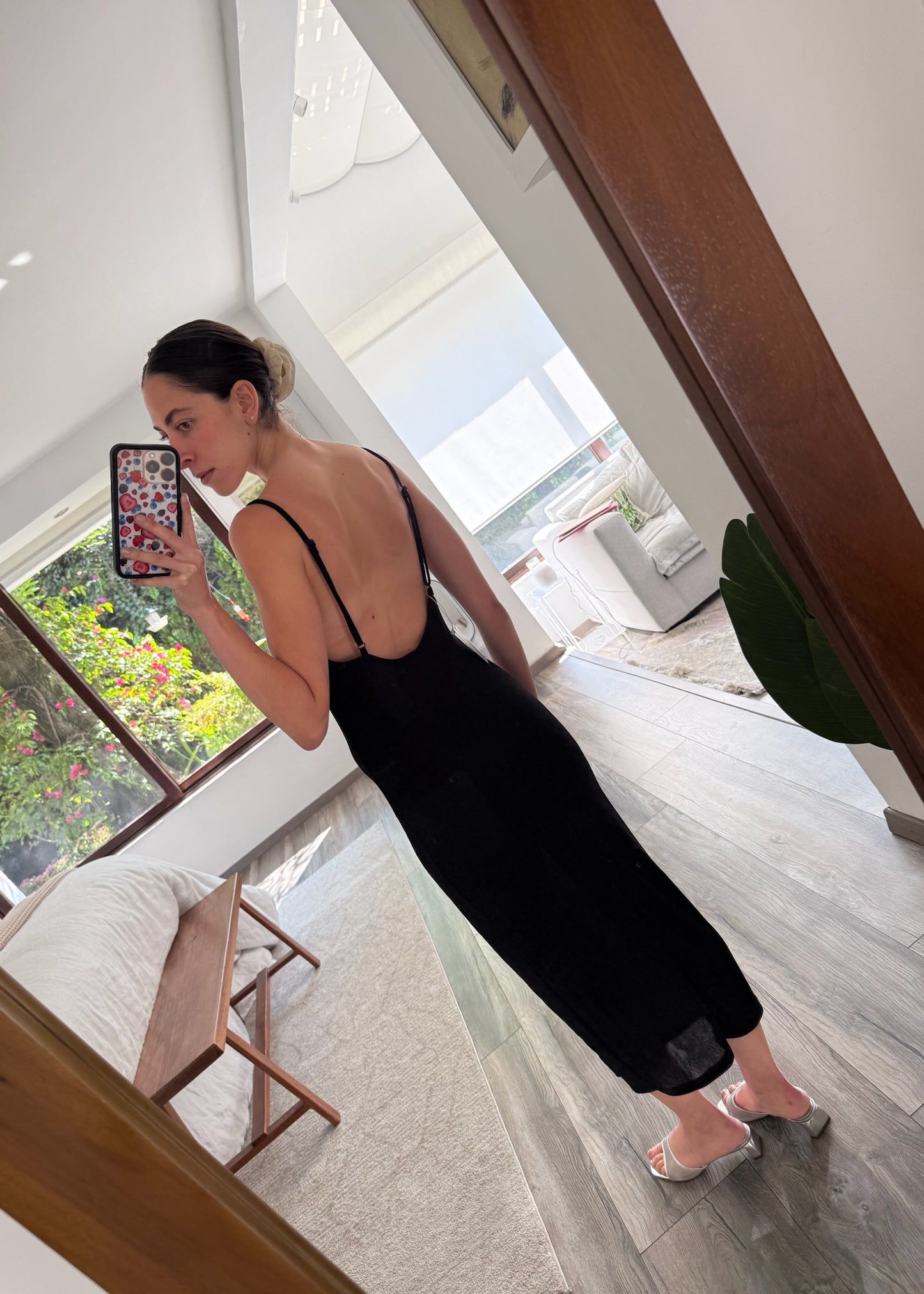 VESTIDO MIDI NEGRO ESCOTE V