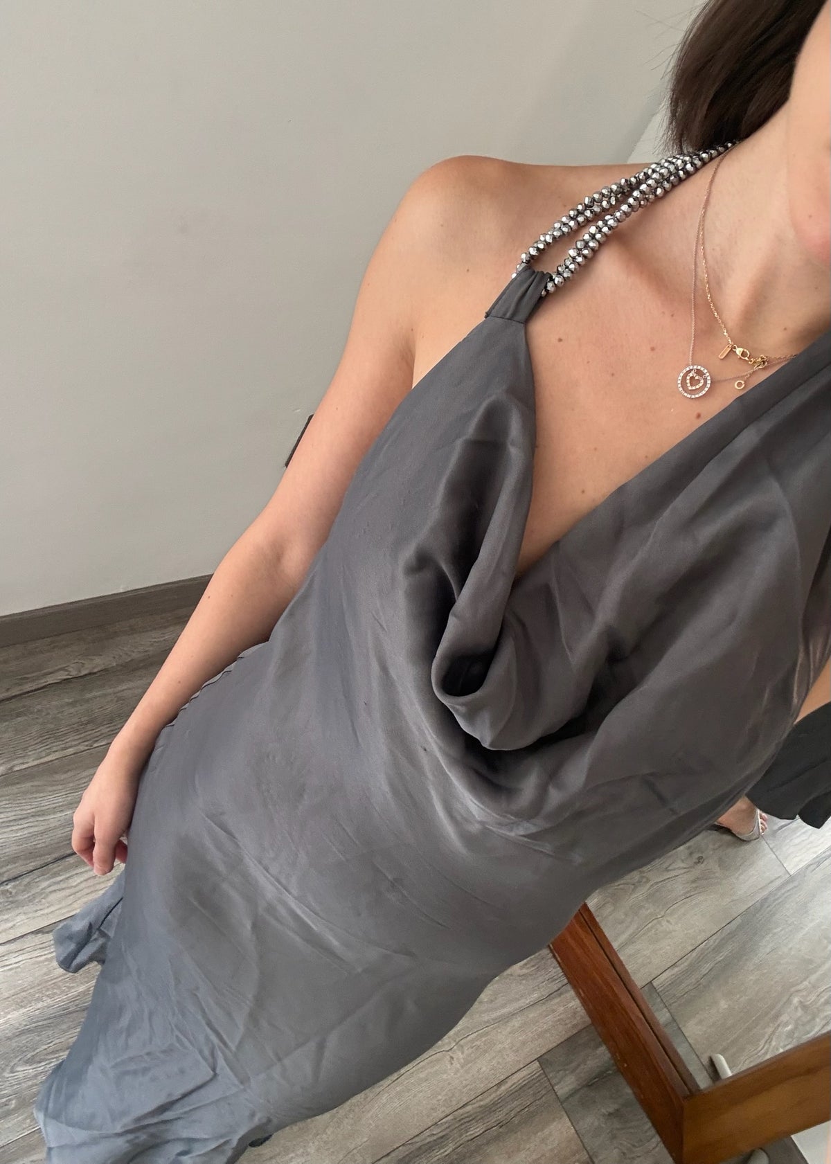 VESTIDO SATINADO GRIS