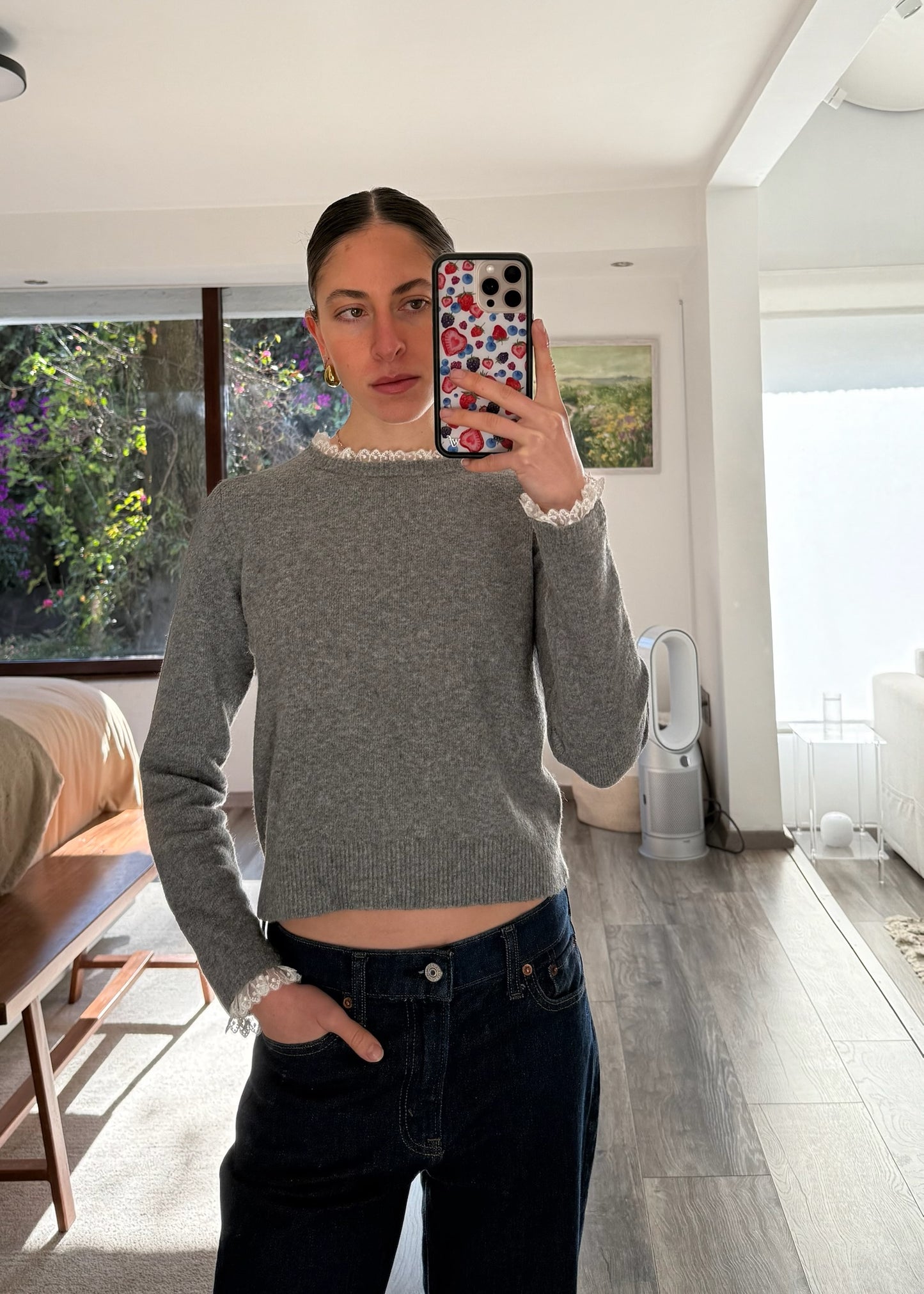 SUÉTER GRIS CON ENCAJE EN CUELLO Y MANGAS