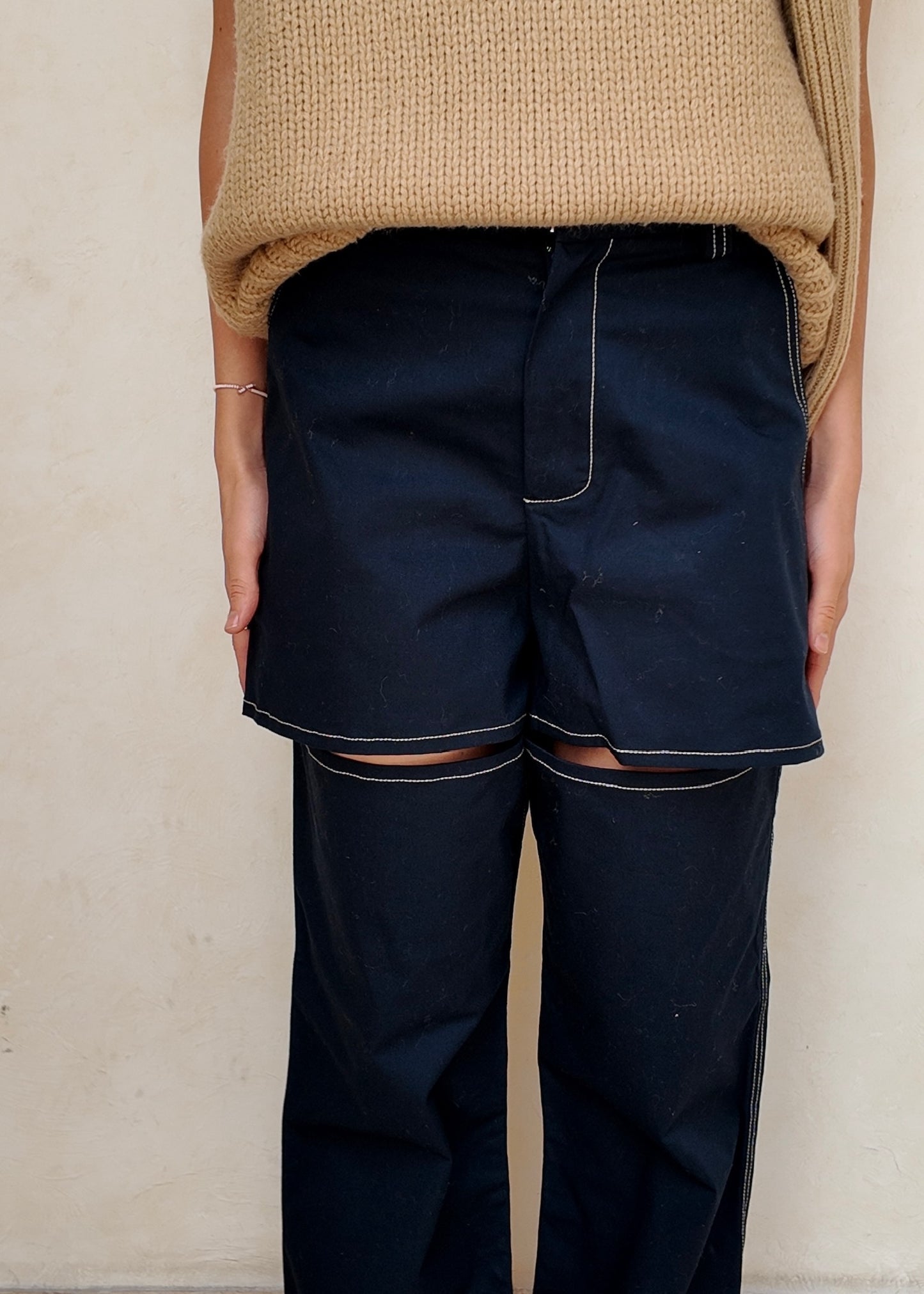 PANTALÓN NAVY BLUE CON CORTES